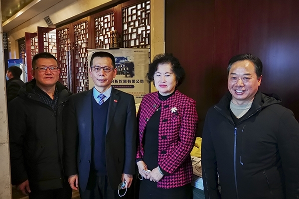 中國鑄造協(xié)會(huì)秘書長張志勇，天津鑄鍛行業(yè)協(xié)會(huì)秘書長王繼英蒞臨創(chuàng)想儀器展位前參觀指導(dǎo)